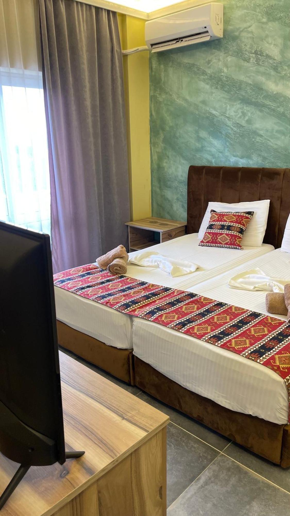 Te Bujtina Hotel- Cozy Stay With Traditional Breakfast Near Beach Golem  Exterior photo